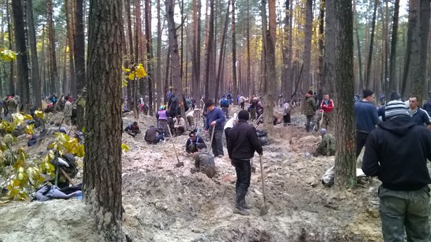 (клондайк напоминает центр провинциального городка – тут очень людно)